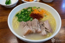 제주 고기국수, 담백한 육수와 쫄깃한 면발의 완벽한 조화