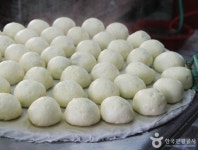 안흥찐빵마을, 찐빵과 함께 즐길 수 있는 특별한 경험은?