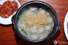 속초의 특별한 맛, 감나무집 감자옹심이로 떠나는 미식 여행