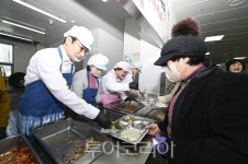 최경식 남원시장, 동부노인복지관 경로식당 본격 운영 순간 함께해