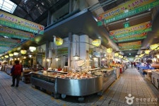 경주 중앙시장, 100년 전통과 현대의 맛이 만나다