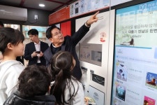 박강수 마포구청장, 공원에서 책 빌리는 마포대흥 스마트도서관 개관 축하