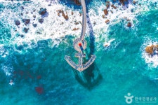 푸른 동해를 향해 뻗은 포항 이가리 닻 전망대와 미식 여정