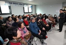 유정복 시장, 인천형 스마트 경로당 방문... 안부와 현장 살펴