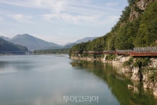 충북 단양, 남한강 물길 따라 펼쳐지는 절경 명소