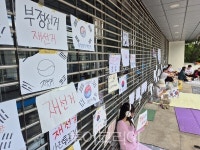 [포토] 굳게 닫힌 잠실 개표소와 앞을 지키고 있는 시민들