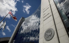 美 규제당국, 암호화폐 업계 강제집행 늘려…SEC·CFTC “비트코인 스왑상품 불법 판매 XBT에 소송