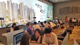 [분양 포토-힐스테이트 광교산] 신봉지구 숲세권 견본주택 북적 북적