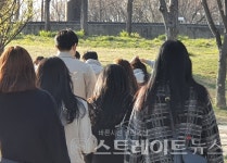 [봄꽃 화보] 여의도 벚꽂길 막자 풍선효과로 사람 몰려든 선유도공원