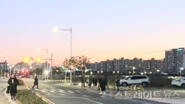 [분양 현장] 미등기 전매 호객하는 떴다방만 북적 두산위브더제니스 센트럴 사하