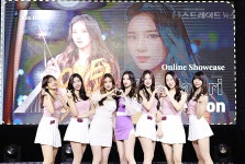 [포토] 트윙클 멤버들과 콜라보 무대 보여준 김해리 언택트 콘서트 내츄럴리뮤직
