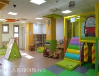 영등포구 한솔희망교육재단, 따겨 동참… 구 육아종합지원센터에 영유아‧어린이 도서 345권 기증