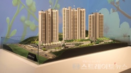 [분양 현장] 입구에 떴다방 즐비한 e편한세상 가평 퍼스트원 견본주택
