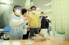 [포토]정장선 평택시장, 접종현장 방문 의료진 및 접종자 격려