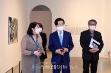 안병용 의정부시장, 도서관 속 작업실展 관람 및 격려