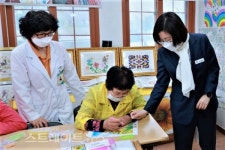 김보라 안성시장, 율곡보건진료소 행복을 그리는 마을 그림 전시회 참석