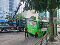 멀쩡 도로가 돌연 쏙..싱크홀에 빠진 출근길 마을버스