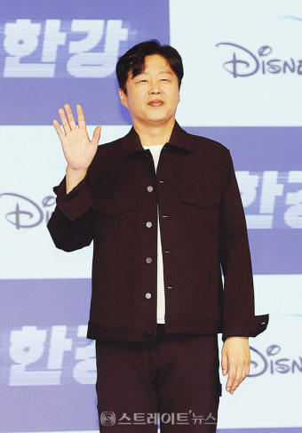 [포토] '한강' 김희원, '연기파 배우의 손인사'