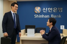 신한은행 지점, 신한투자증권 서비스 품다