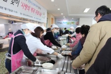 JW중외학술복지재단 당진시노인복지관과, 떡국 나눔 실시    