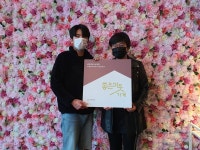 굿네이버스 충청지역 본부, 여미지 플라워 카페에 좋은이웃가게 현판 전달