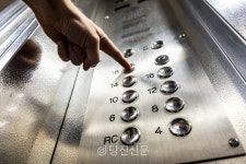 25년 이상 아파트 승강기 교체비 감당불가..지원 절실