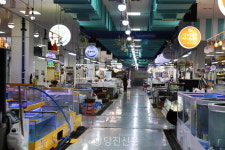 일본 오염수 방류 시작..수산시장에 발길 뚝