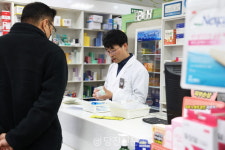 늦은 밤 홀로 불 밝히는 공공심야약국 튼튼약국