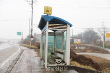 유리 깨지고, 지저분..관리 허술한 당진 버스 승강장