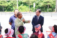 창문을 닫아도 송장 썩는 냄새가 끊이지 않는다