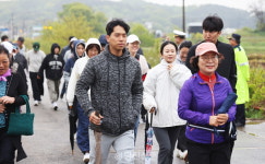 주민들이 만들고 시민들이 참여한 이팝나무길 걷기 행사
