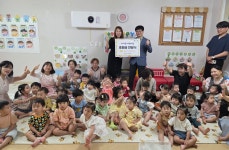 아이랑어린이집, 저소득 아동 책상 지원을 위한 후원금 전달