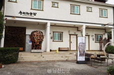 삶을 조각하는 배효남 작가의 우연한 여행자
