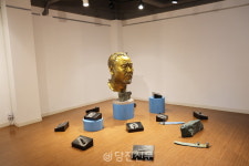삶을 조각하는 배효남 작가의 우연한 여행자