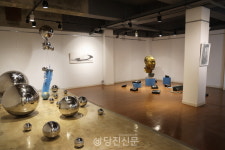 삶을 조각하는 배효남 작가의 우연한 여행자