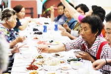 40년 이어온 마을의 정..당진시 송산면 동곡리, 초복 삼계탕 90인분 나눔