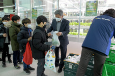 농협 하나로마트 창동점, 초등학생들과 스마트 팜 수확