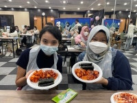 경남도는 자카르타에서 충무김밥과 진주 유등 만들기 체험