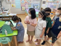 엄마 아빠, 유치원에서 내 손에 묻은 세균 봤어요!