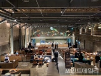 [르포] 전통시장과 상생하는 스타벅스...MZ세대 놀이터가 된 옛극장