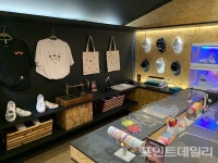 [르포] 전통시장과 상생하는 스타벅스...MZ세대 놀이터가 된 옛극장