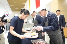 수협중앙회, 아시안게임 선전 기원 선수촌에 보양 수산물 제공