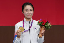 에페 최인정, 2전 3기 끝에 아시안게임 개인 첫 금메달…송세라 은메달