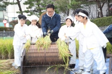 이재식 농협 부회장, 어린이 농부들과 전통 가을걷이 재연