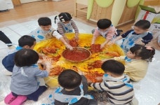어린이들에게 전통 식품의 소중함을...인천시, 김치 담그기 행사 열어