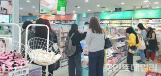 [르포] 다이소, 불황형 소비 통했다…외국인 수요까지 흡수 폭풍 성장