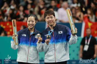 [포토] 올림픽 탁구 동메달 임종훈-신유빈, 이렇게 황홀한 메달!