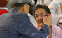 북측 누나의 눈물을 닦아주는 남측 동생[포토]