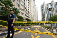 금천구 한 아파트 앞 싱크홀 발생으로 주민들 대피[포토]