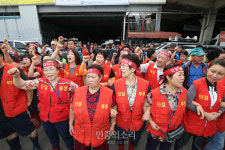 노량진수산시장 입구를 지키는 상인들[포토]